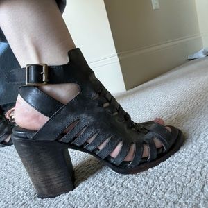 Freebird Bongo Distressed Bohemian Black/Gray Leather Sandals